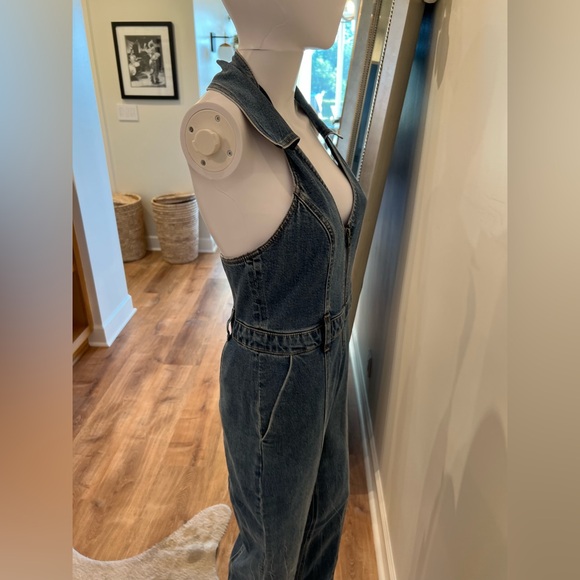 •Alice + Olivia •Noemi Halter Neck Denim Jumpsuit •Worn once •Size: 28 - Picture 4 of 15